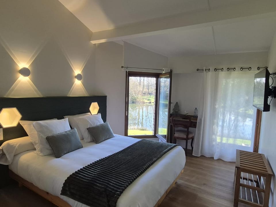 Bed, TV and multimedia, Bedroom
