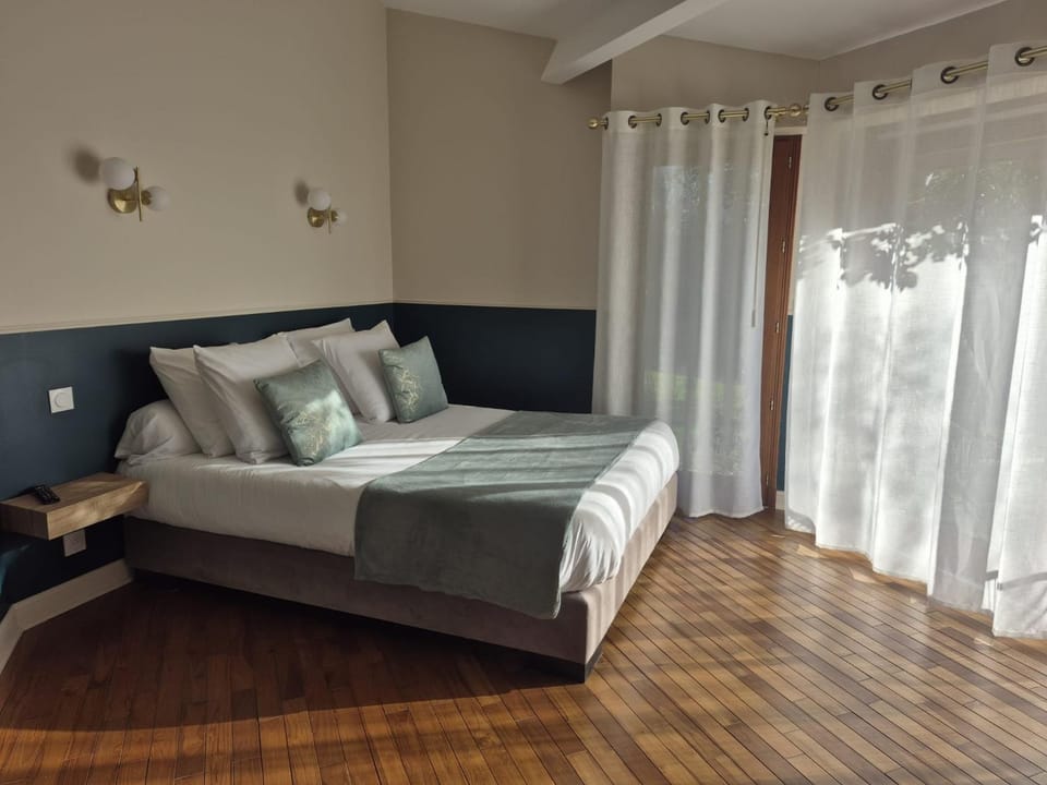 Bed, TV and multimedia, Bedroom