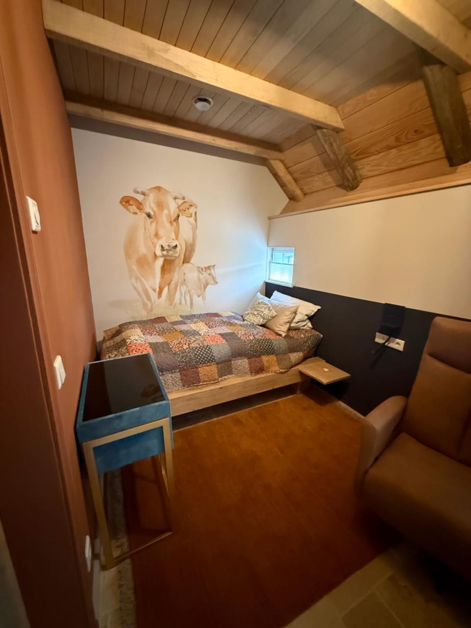 Photo of the whole room, Bedroom