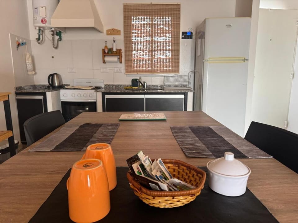 Food and drinks, Seating area, Dining area