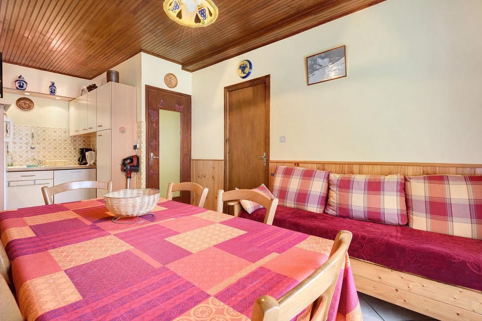 Property building, Living room, Bedroom