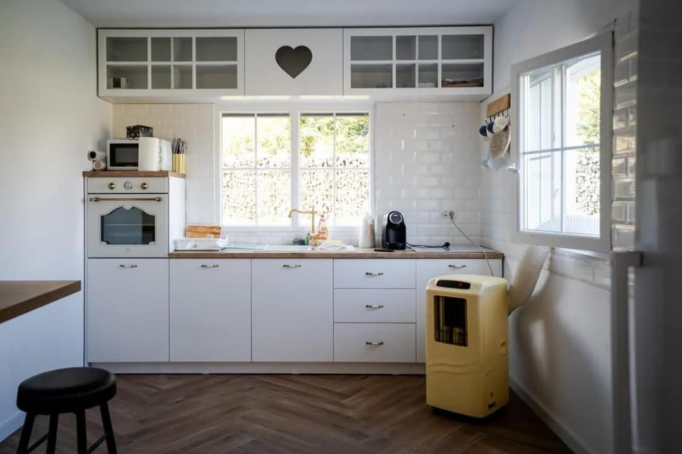 Coffee/tea facilities, Kitchen or kitchenette, oven, stove, toaster