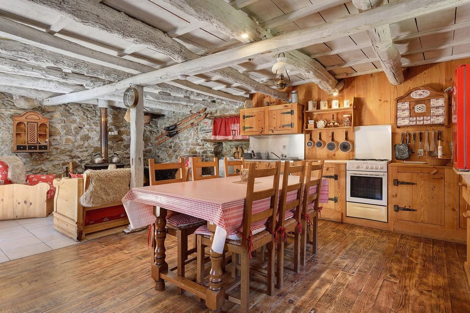 Property building, Kitchen or kitchenette, Living room