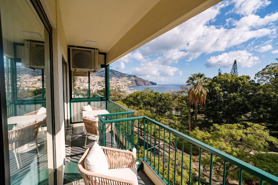 Nearby landmark, Natural landscape, View (from property/room), Balcony/Terrace, Seating area, Sea view