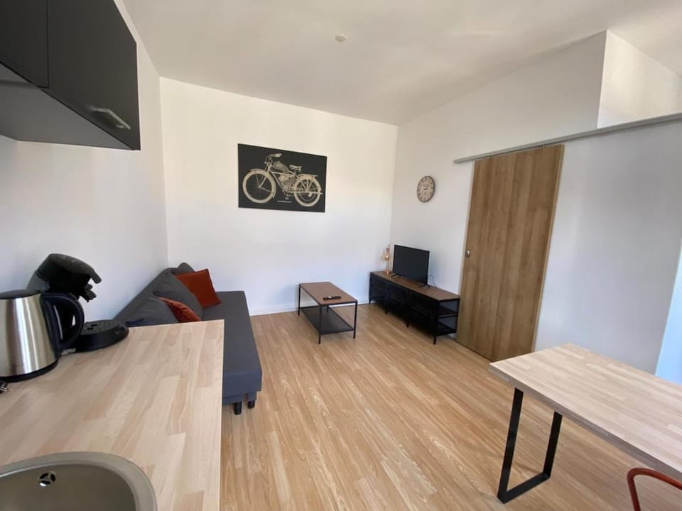 V2 Studio avec balcon, plein centre - 5 min Golfech Apartment in Occitanie
