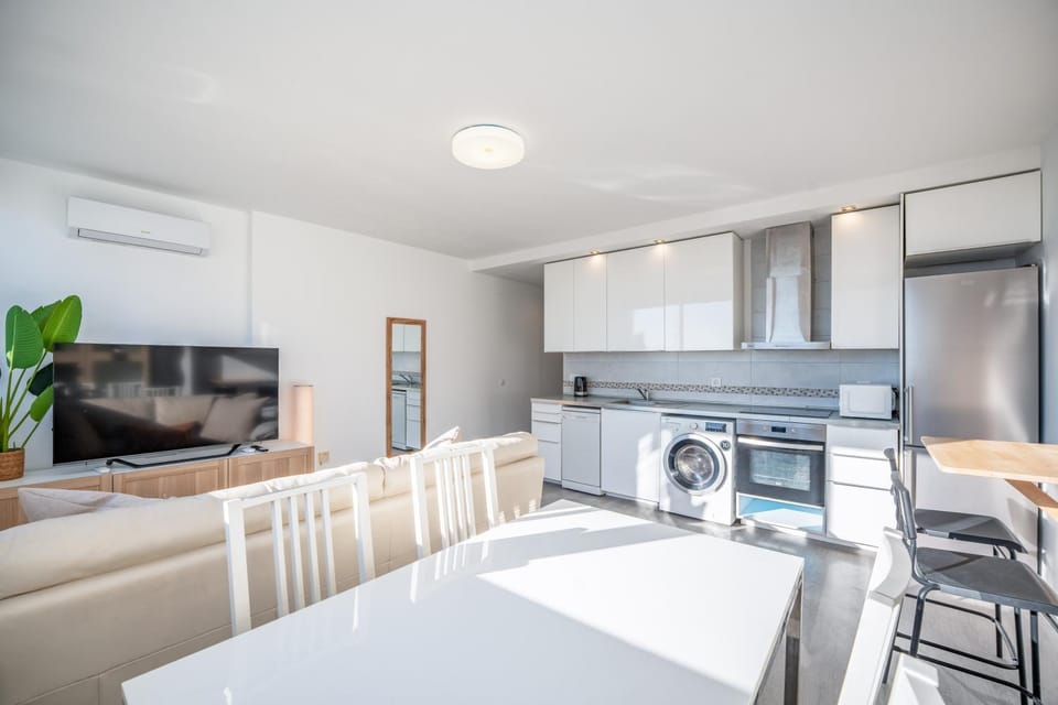 TV and multimedia, Kitchen or kitchenette, Living room, Seating area, Dining area, Sea view, air conditioner