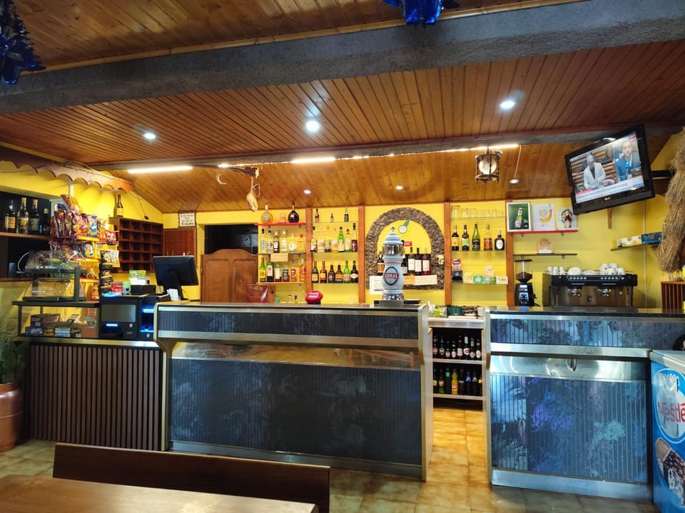 Restaurant/places to eat, Lounge or bar