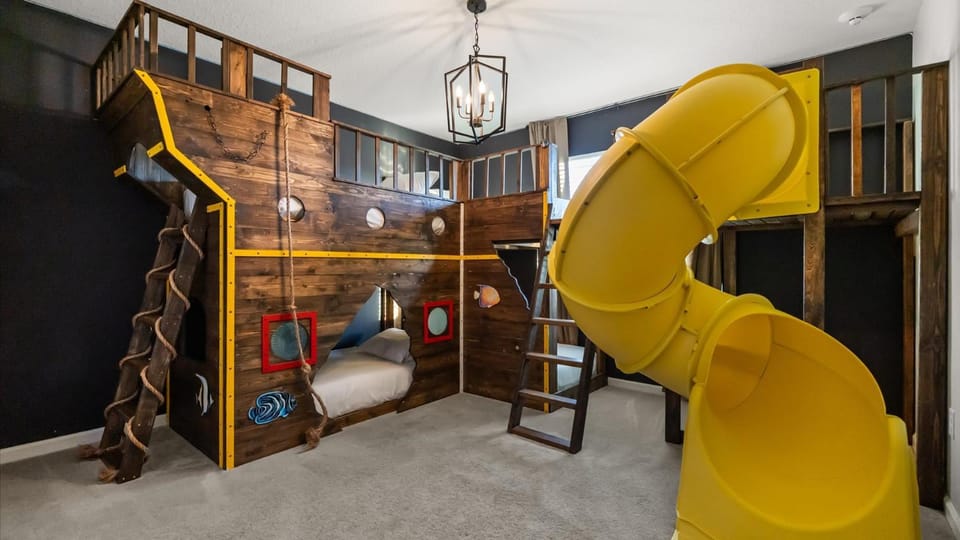 Bedroom, bunk bed