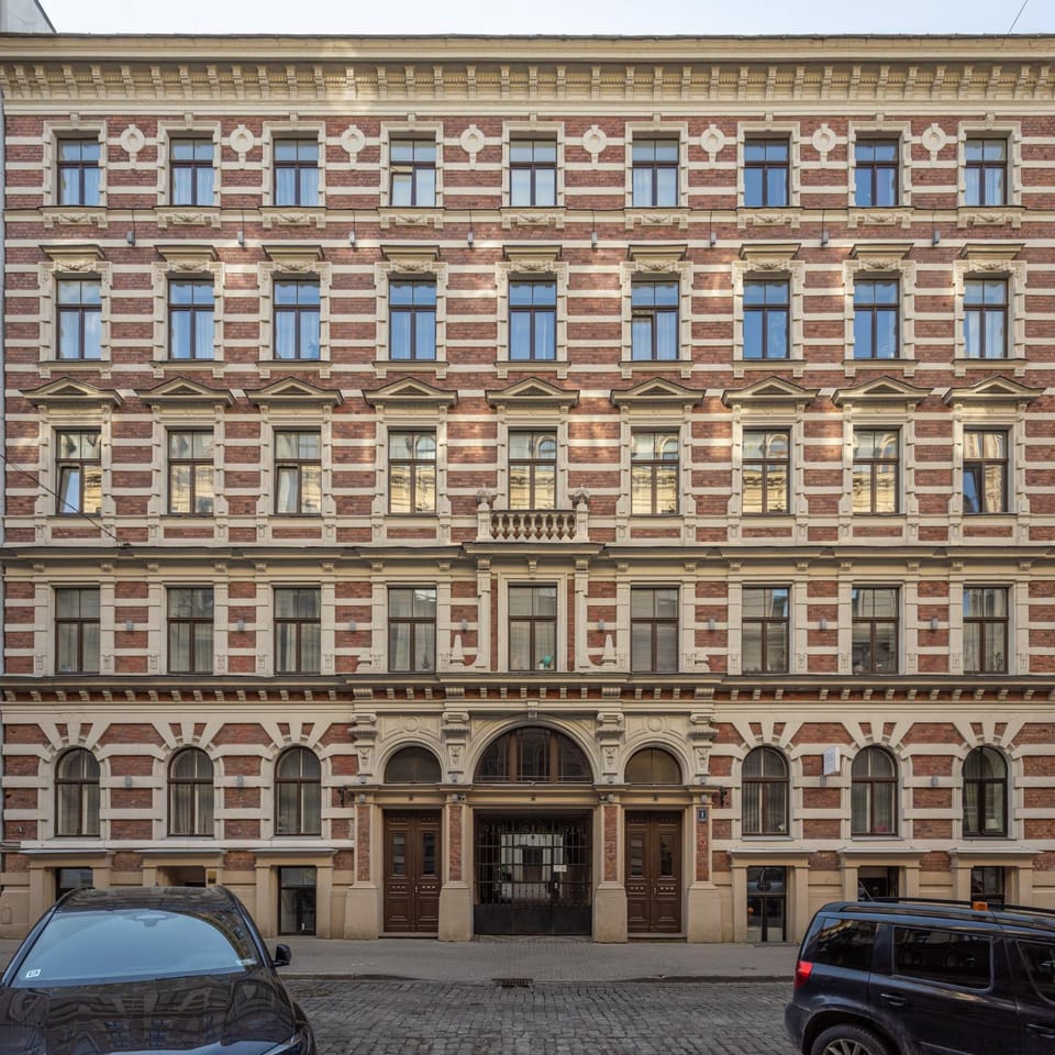 Property building, Day, Location