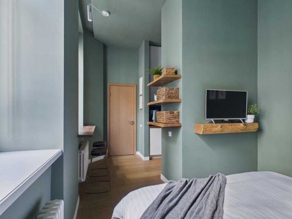Bed, TV and multimedia, Photo of the whole room, Bedroom