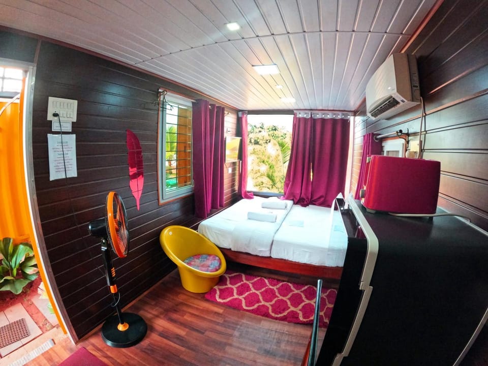 Bed, Living room, Photo of the whole room, Seating area, Bedroom
