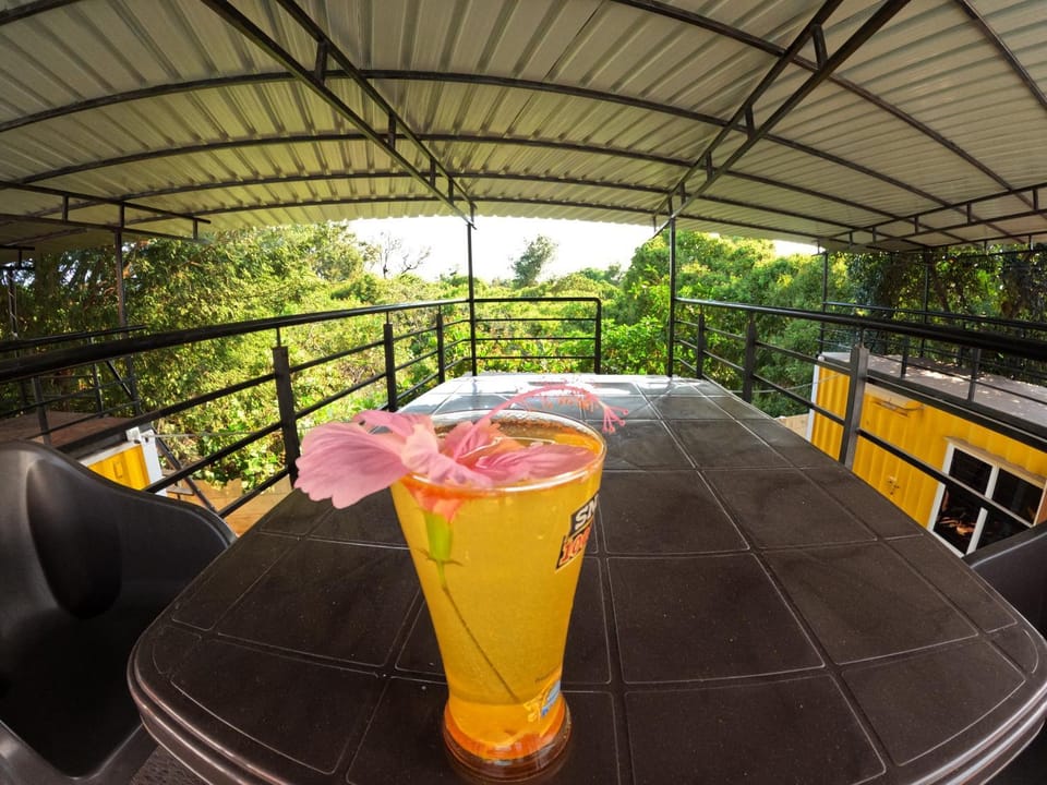 View (from property/room), Balcony/Terrace, Food and drinks, Dining area, Drinks