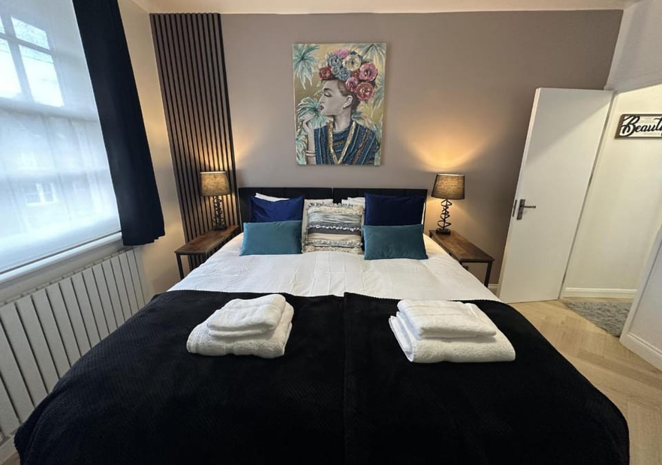 Bed, Photo of the whole room, Bedroom, towels