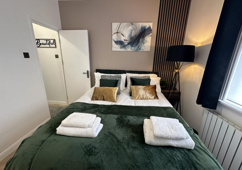 Bed, Photo of the whole room, Bedroom, towels