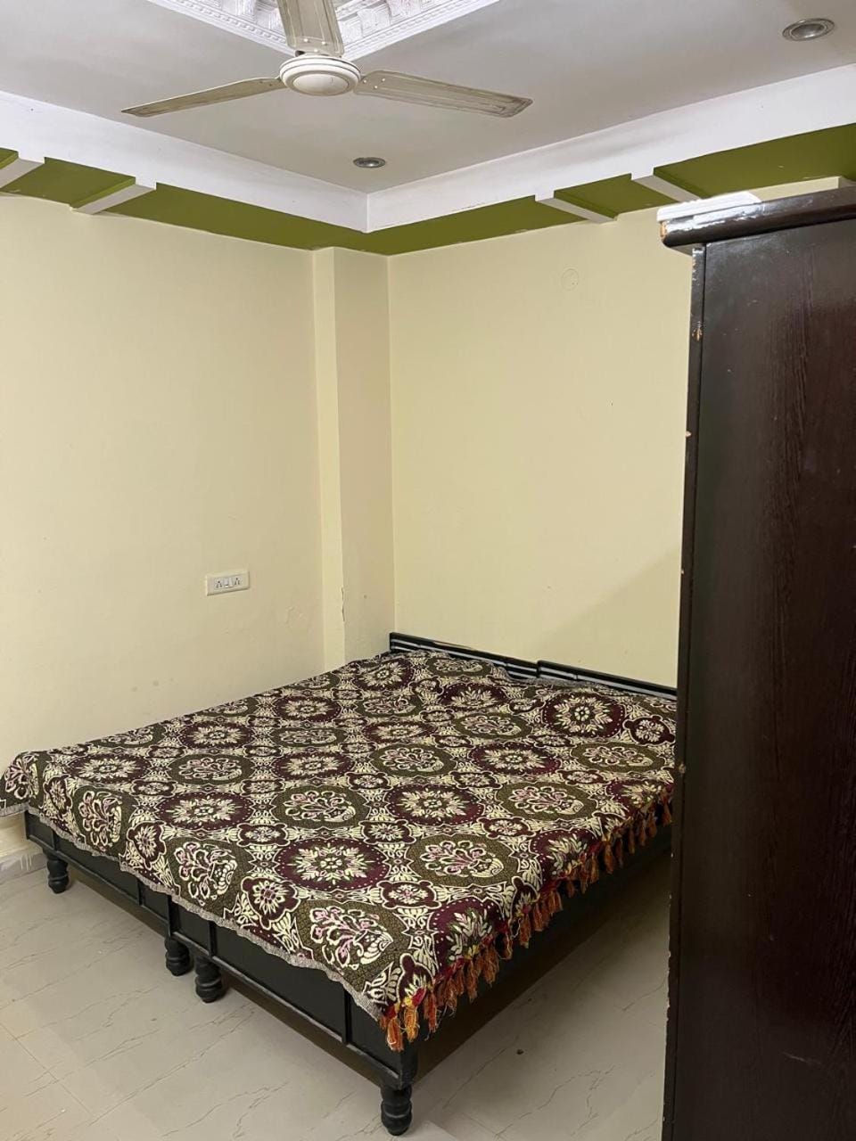 Bedroom, wardrobe, air conditioner