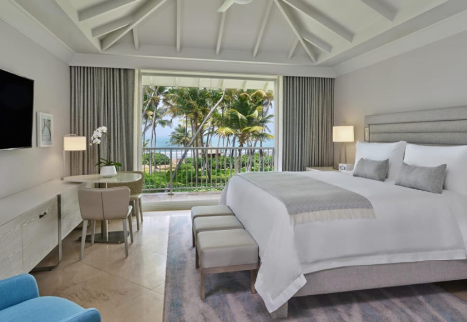 Bed, TV and multimedia, Photo of the whole room, Seating area, Bedroom, Sea view