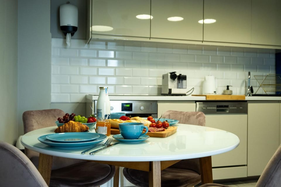 Kitchen or kitchenette, Dining area