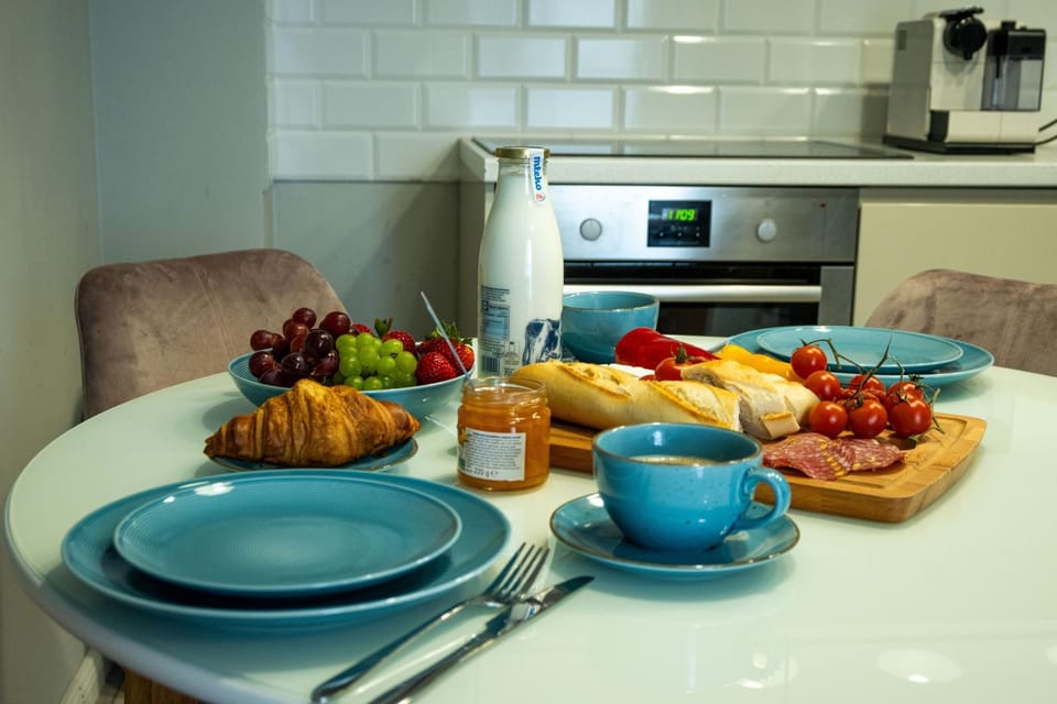 Coffee/tea facilities, Kitchen or kitchenette, Dining area