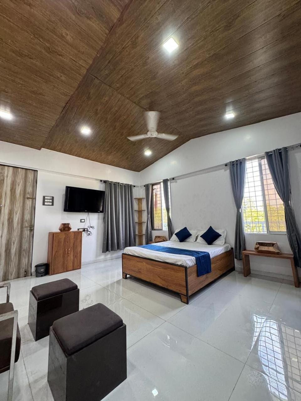 Bed, TV and multimedia, Photo of the whole room, Bedroom