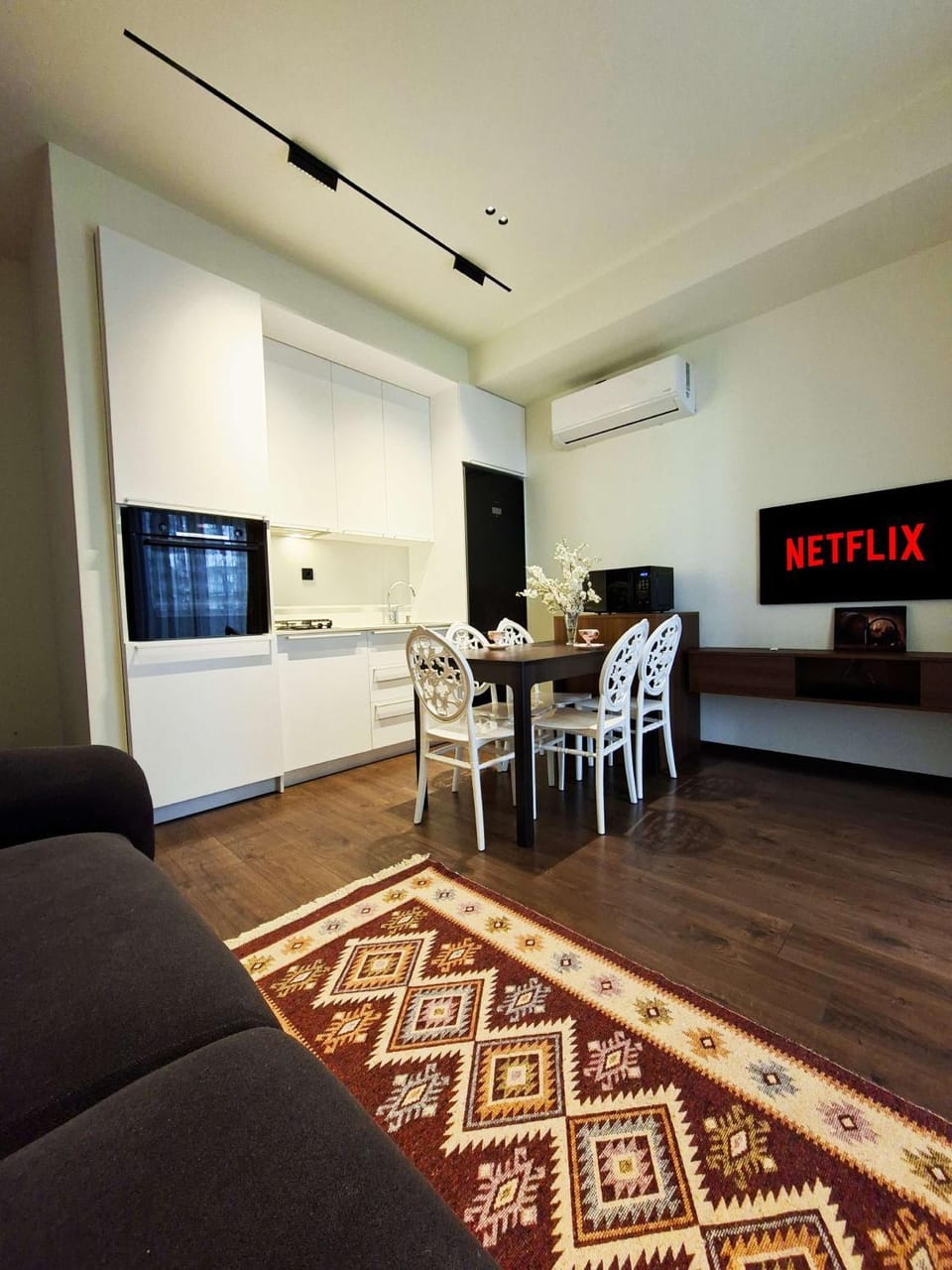 TV and multimedia, Kitchen or kitchenette, Living room, Photo of the whole room, Dining area