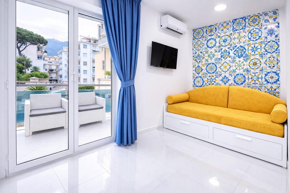 Communal lounge/ TV room, TV and multimedia, Living room, Seating area, Evening entertainment, air conditioner