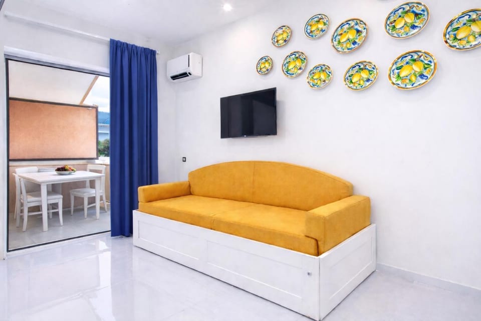 Communal lounge/ TV room, TV and multimedia, Living room, Seating area, Dining area, Evening entertainment, air conditioner