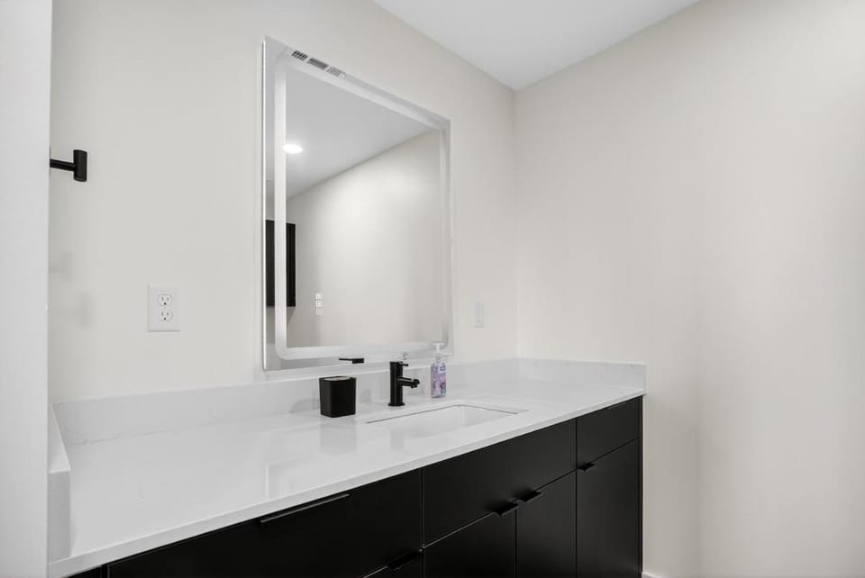 Chic Downtown Tulsa | Beacon 2BR Stay Apartment in Tulsa