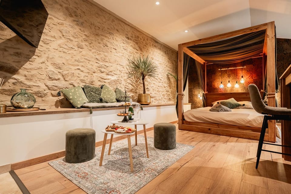 Bed, TV and multimedia, Seating area