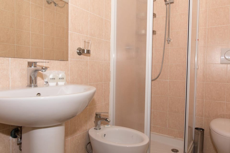 Shower, Toilet