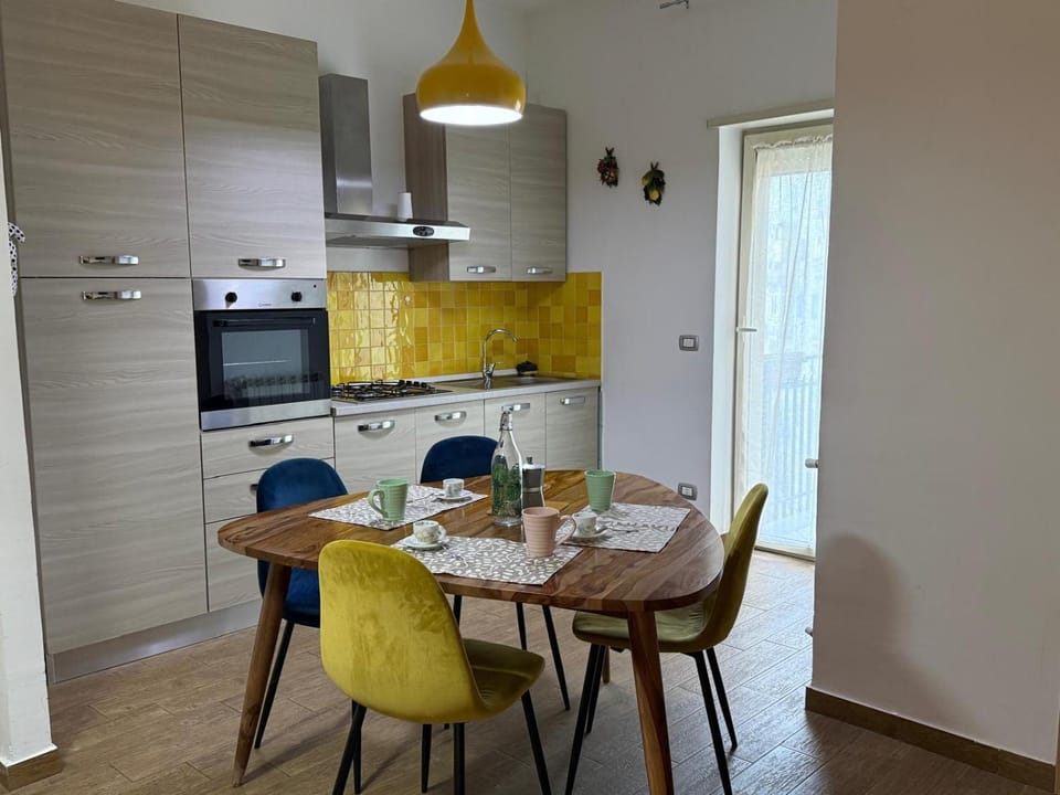 Kitchen or kitchenette, Dining area, oven, stove