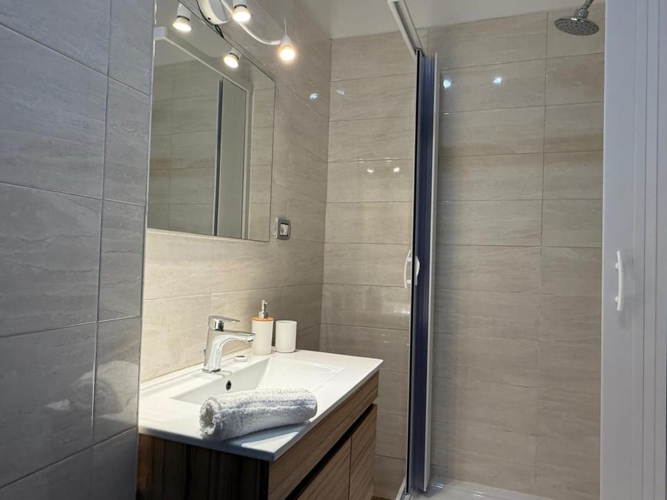Shower, Bathroom, towels