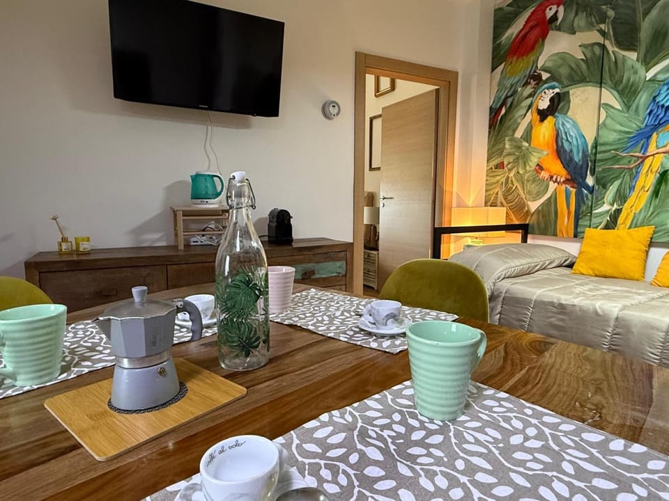 TV and multimedia, Coffee/tea facilities, Living room, Seating area, Dining area