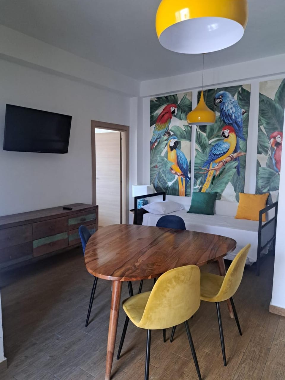 TV and multimedia, Living room, Seating area, Dining area