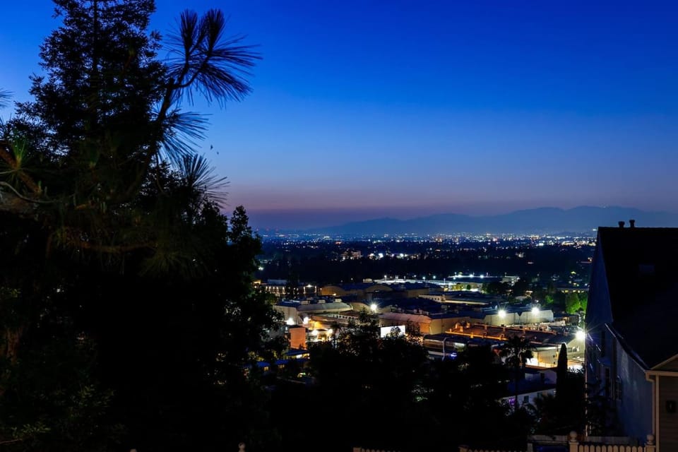 Mid-Century Modern Hills Retreat Pool, Hot Tub, Steam & Views Country House in Studio City