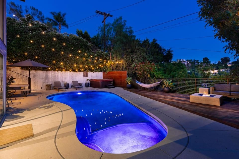 Mid-Century Modern Hills Retreat Pool, Hot Tub, Steam & Views Country House in Studio City