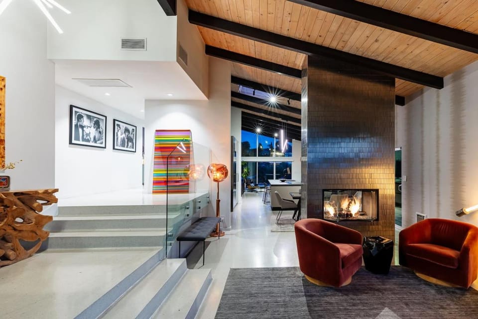Mid-Century Modern Hills Retreat Pool, Hot Tub, Steam & Views Country House in Studio City