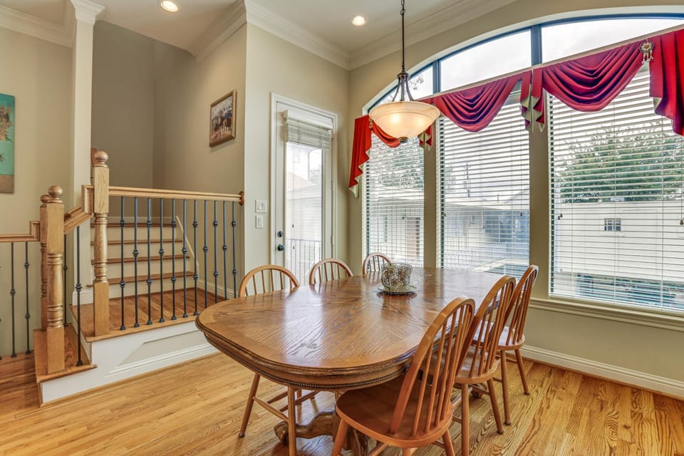 Walk to Shops & Eats: Family Retreat in Houston House in Harris County