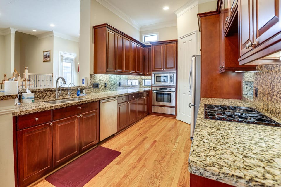 Walk to Shops & Eats: Family Retreat in Houston House in Harris County