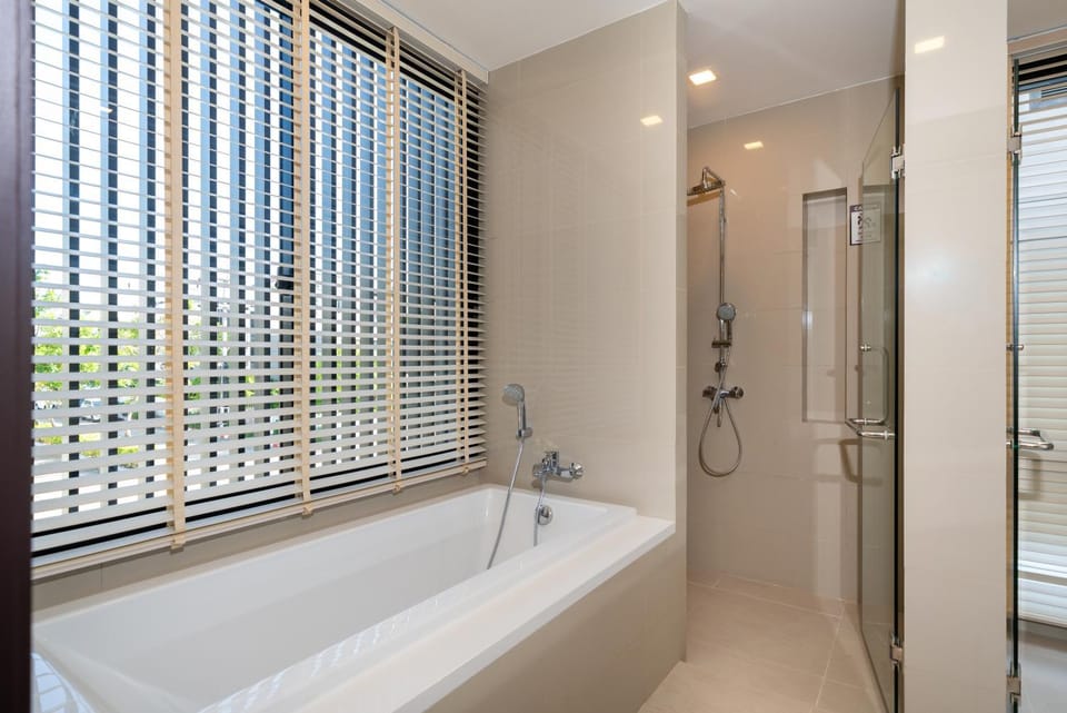 Hot Tub, Bathroom