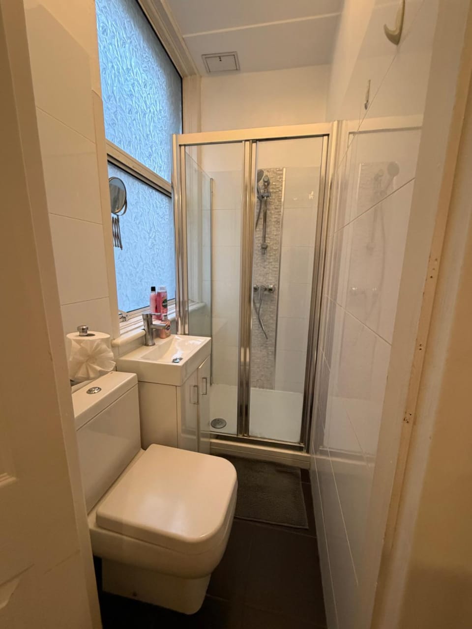 Single Ensuite Room in Shepherds Bush Apartment in London