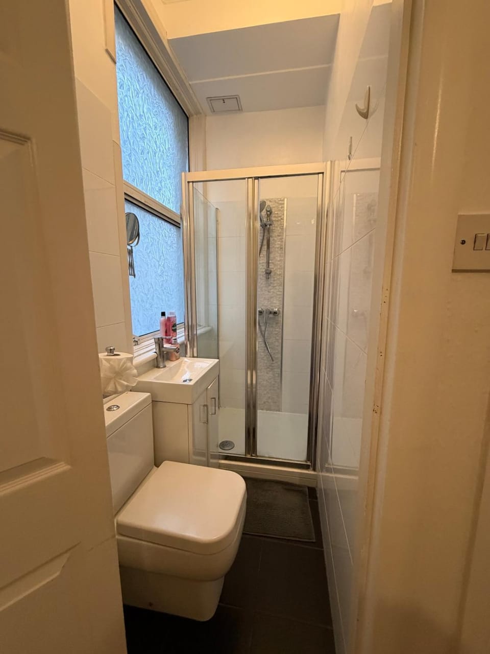 Single Ensuite Room in Shepherds Bush Apartment in London