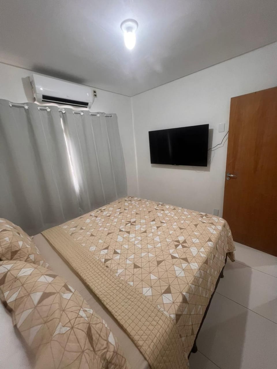 Bed, TV and multimedia, air conditioner