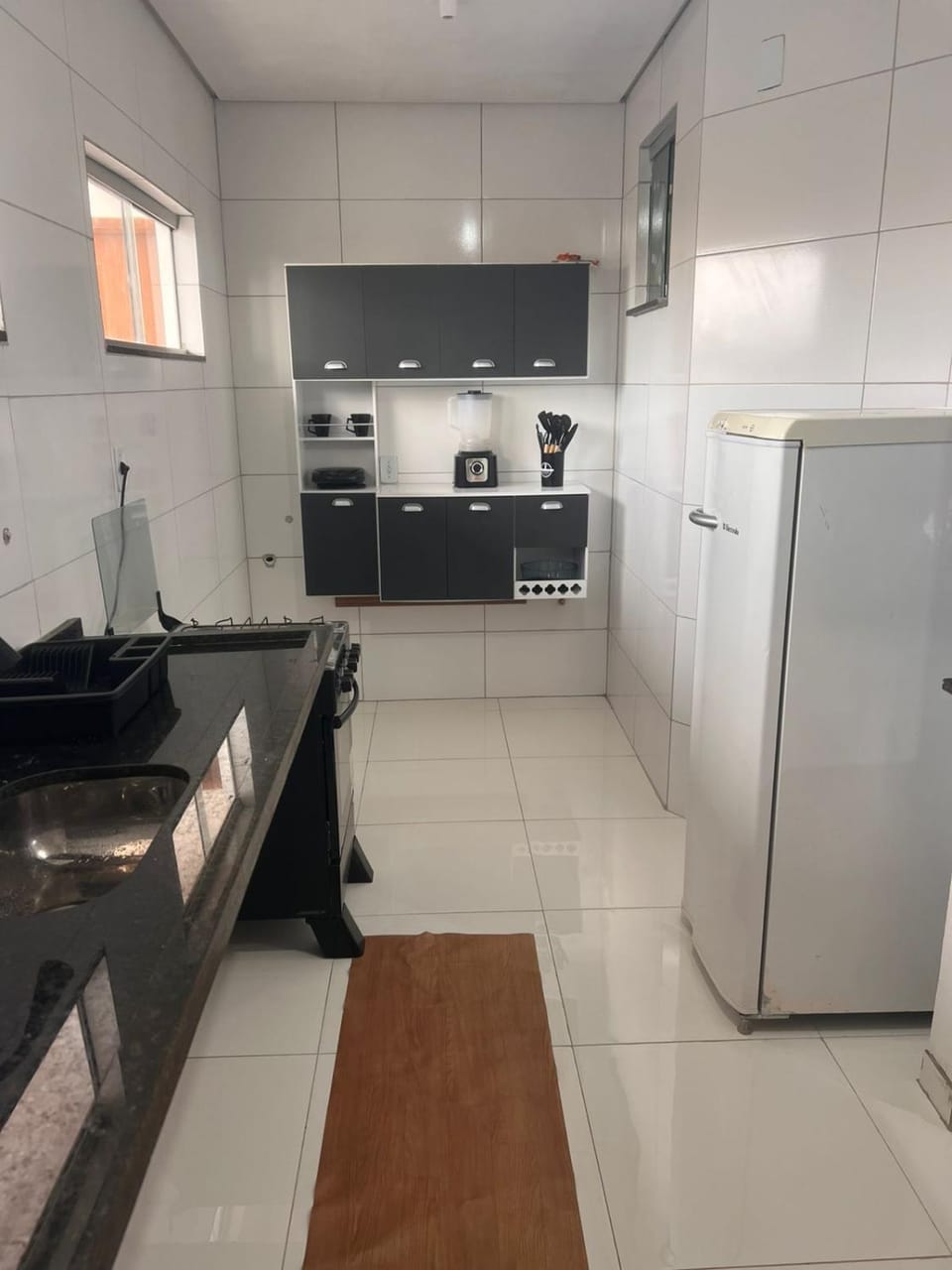 Kitchen or kitchenette, minibar, oven, stove, toaster