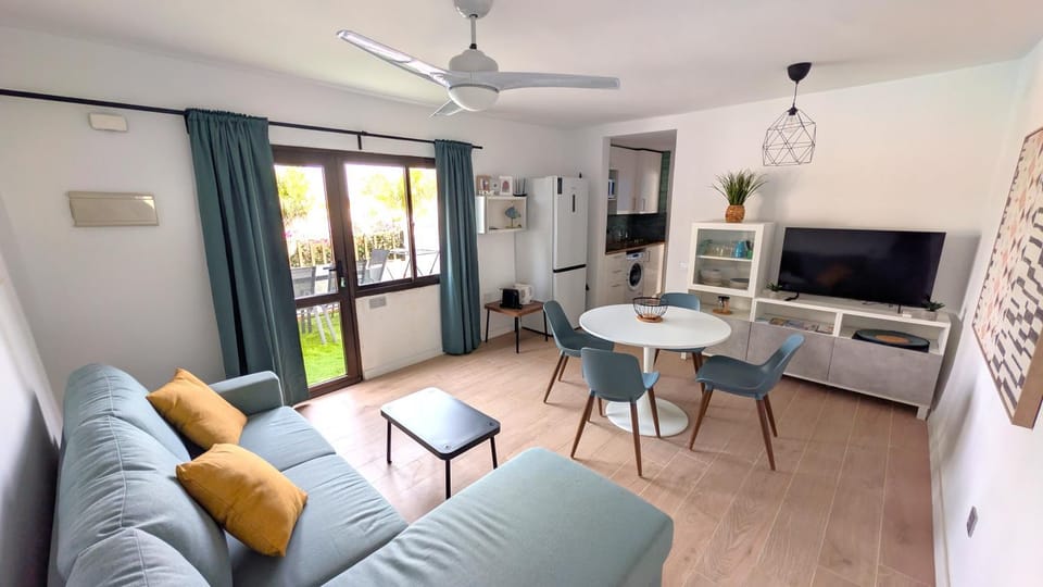Communal lounge/ TV room, TV and multimedia, Dining area, internet
