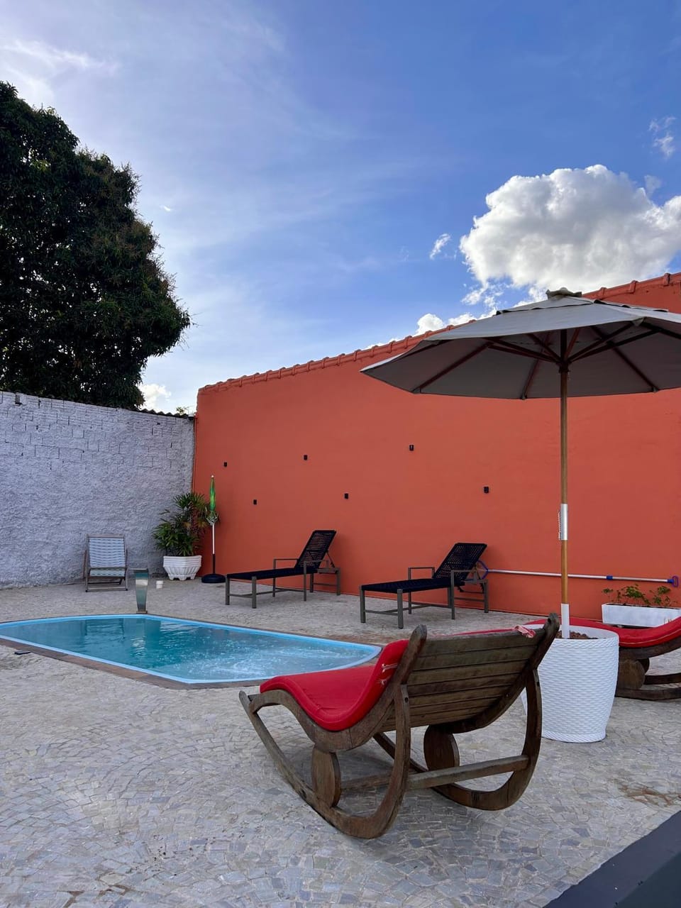 Swimming pool, sunbed