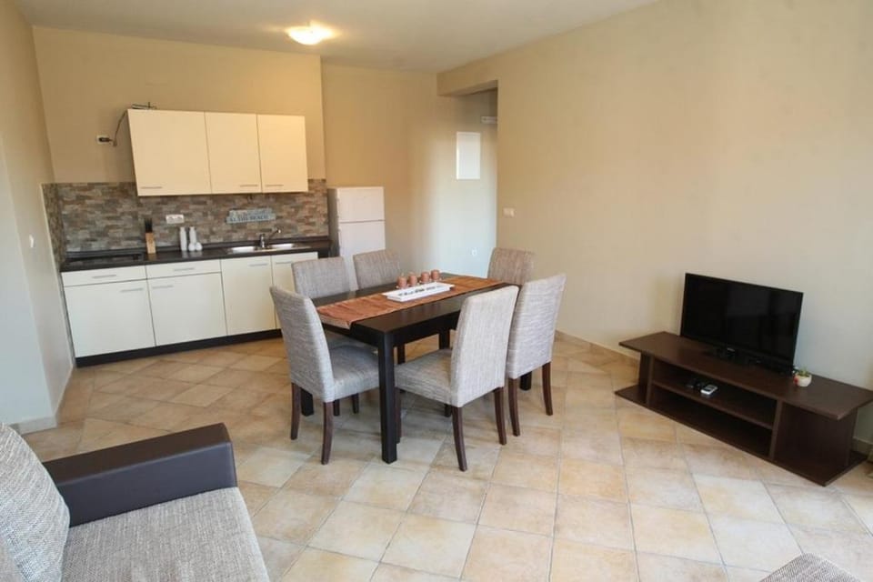 TV and multimedia, Kitchen or kitchenette, Living room, Seating area, Dining area, stove