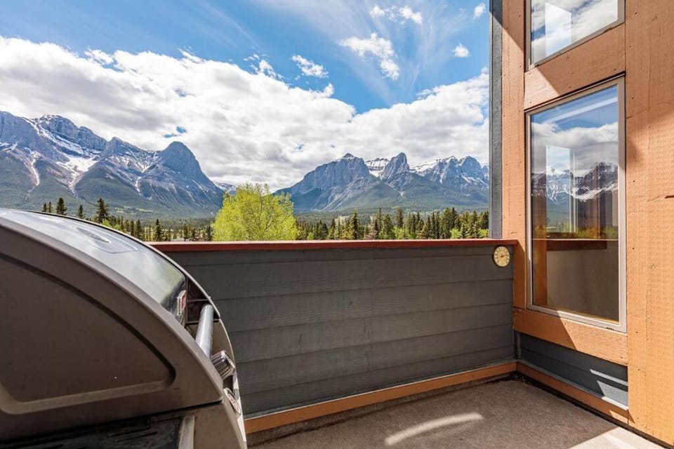 Cloud Nine - Stunning Views Rooftop Hot Tub House in Canmore