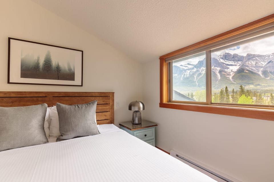 Bed, Bedroom, Mountain view