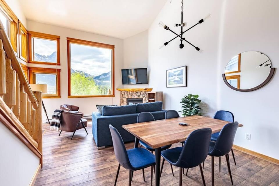 Cloud Nine - Stunning Views Rooftop Hot Tub House in Canmore