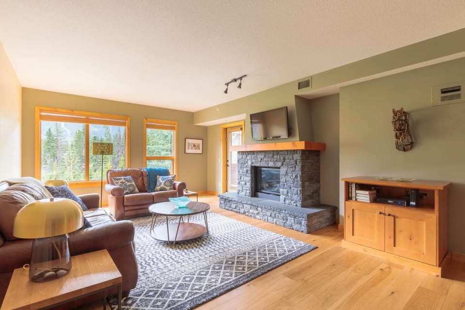 TV and multimedia, Living room, Seating area, fireplace